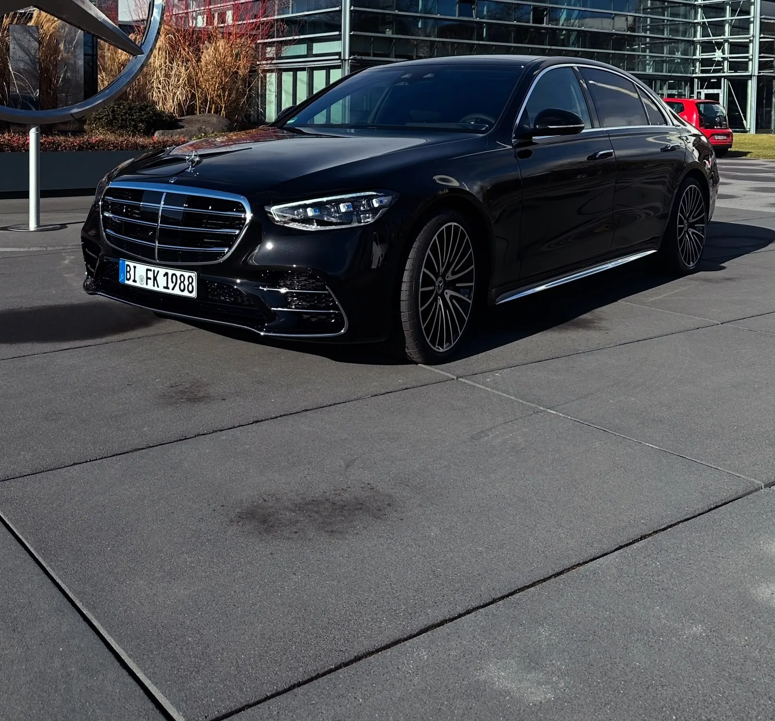 Schwarze Mercedes-Benz S-Klasse von BI-Mietwagen