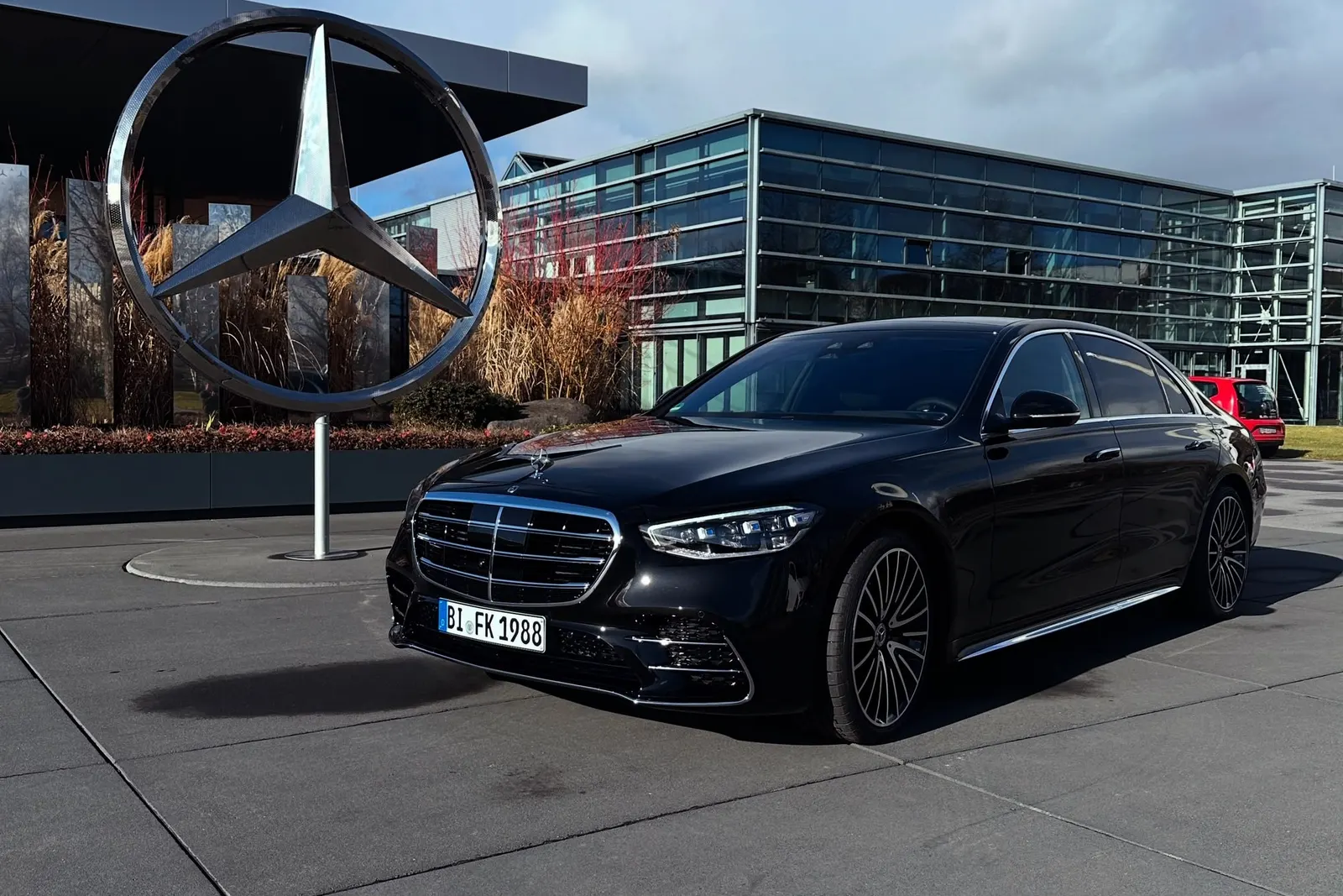 Schwarze Mercedes-Benz S-Klasse S 450 d von BI-Mietwagen