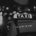 Taxischild am Auto während der Nacht